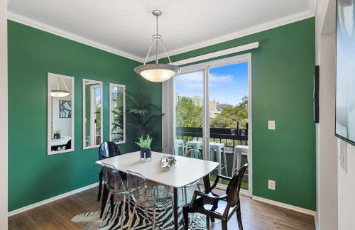 Beverly Hills Glamour Oasis 2 BR Apt with Parking 304 - Photo 27