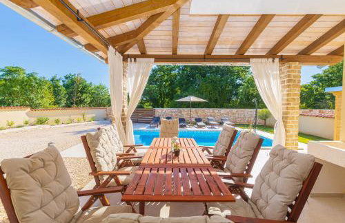 Villa David - luxurious secluded villa with a heated pool - Foto 3