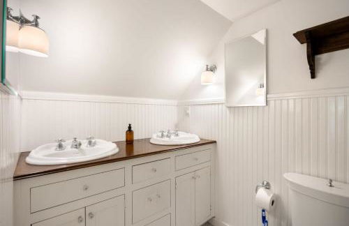 Scout's Lakehouse Retreat by Colby & Conrad - Foto 32