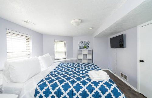 ROKU TVs - Washer & Dryer - QueenBeds - GroupStay - Foto 6