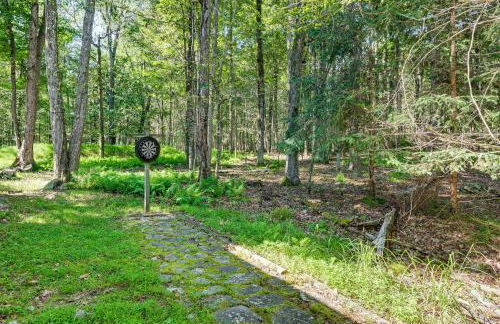 Cozy Wooded Retreat Big Bass Lake Home - Foto 27