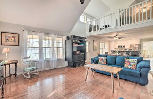 Country-Chic Home with Fire Pit, Steps to Lake! - Foto 5