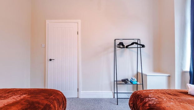 Salford Sanctuary 5 Bed House - Foto 5, Habitación