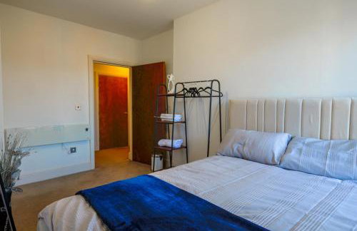 Zeenat Central Bury - Modern 2BR with Free Parking Sleeps 6 - Foto 4