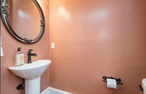 Historic Row Home 1 Block from Gate 1 at USNA - Foto 44