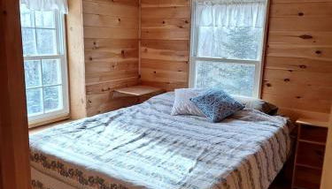 Unplug nd Reconnect in Peceful Off-Grid Cbin for Relxtion nd Nture Immersion in Beddington, Mine - Foto 2