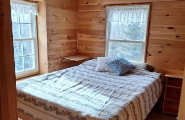 Unplug nd Reconnect in Peceful Off-Grid Cbin for Relxtion nd Nture Immersion in Beddington, Mine - Foto 2