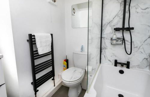 Contractors Stay - Free Parking - Fast WiFi - Sleeps 4 - Foto 33