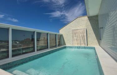 Cobertura Duplex na Quadra da Praia do Forte com Piscina Privativa e 2 Vagas - Foto 1