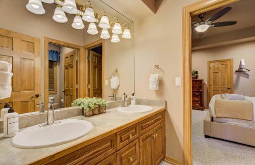 Peaceful Pines! Pool Table, Gym & Forest Views - Foto 30