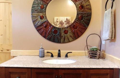 Water's Edge, Covered Porch, Deep Creek as your Backyard Haven, Hot Tub, Pool Table, Fire Pit, Close to Town & Entrance to National Park - Foto 30