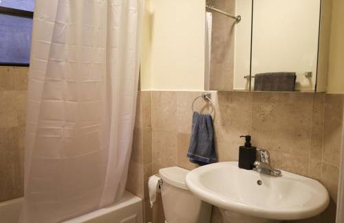 Family Friendly 4BR 2BA in Prime NYC Location - Foto 14