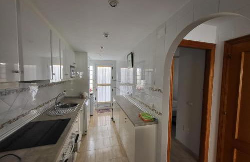 MET Oliva Nova Playa chalet grande con jardín MET a 5 minutos y a 3 de la playa - Photo 9