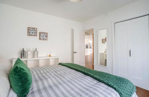 Enchanting Sherman Oaks Home With Pool permit #HSR two five zero zero 3222 - Foto 24