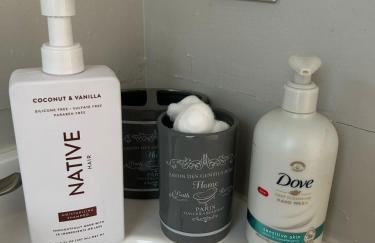 Modern Two BR Townhome, Workspace, Free Parking and Wi-Fi - Foto 17