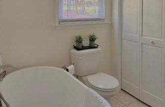 Cozy Pocono Home with a Hot Tub, Fire pit, Karaoke, Games and more! - Foto 30