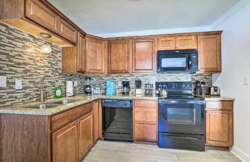 Chic Home with Fire Pit and Patio, Walk to Lake! - Foto 10