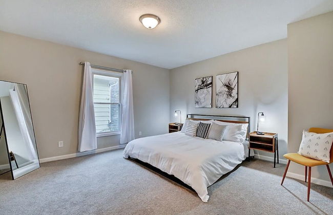 Spacious 6BR/3BA House w/ Parking! Sleeps 20! - Foto 5