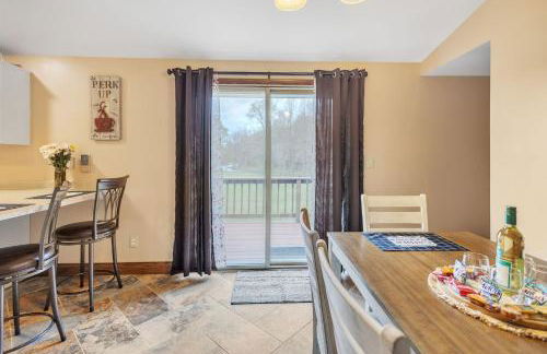 Serene Riverside Retreat home - Foto 26