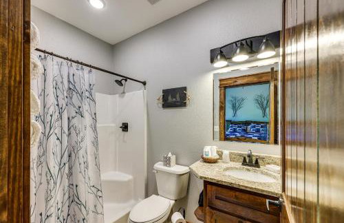 Big Cedar Vacation Rental with Deck and Hot Tub! - Foto 15