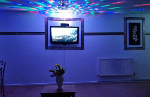 *F1*5GH* Setup for your most relaxed & amazing stay + Free Parking + Free Fast WiFi * - Foto 30