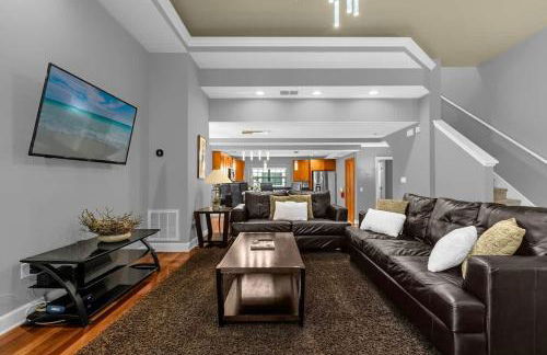 Cozy & Elegant 4BR Enchanted Townhouse - 1 Mile to Disney with Resort Pool, Gym, & Jacuzzi - Photo 2