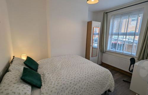 Fantastic 3-Bedroom House in Crawley - 10 mins from Gatwick - Foto 5