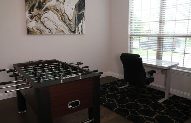 Spacious Home w Putting Green -for Extended Stays - Photo 11