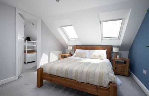 Charming Family Home with Stoves, Garden & Parking - Foto 29