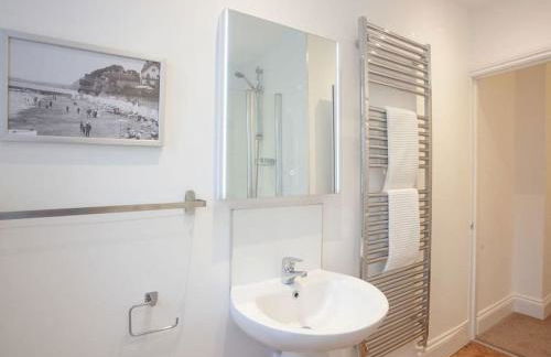 2 Central, spacious, apartment with private patio - Photo 6