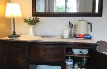 Cute self-contained guest room with ensuite and private decked porch in Glastonbury - Photo 8