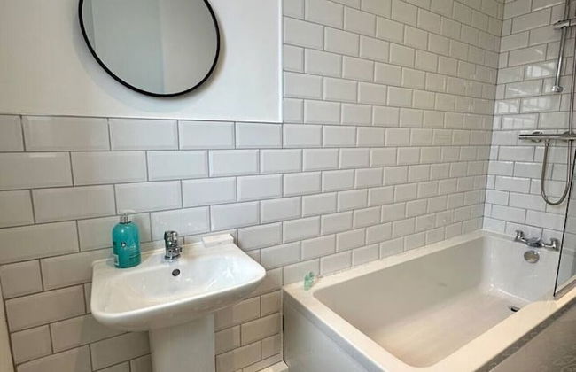 Large Five Bedroom Home with parking - Foto 33