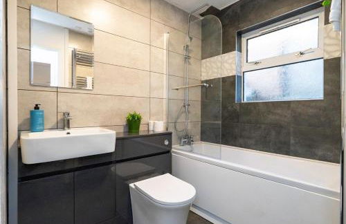 Modern house, sleeps up to 9 - Photo 9