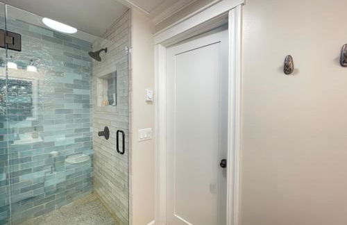 Puget Sound Chic Romantic Cottage with Private Beach Access & Gated Entry - Foto 26