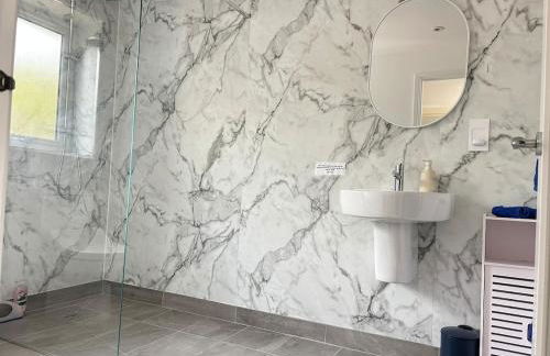 Private Garden Retreat 2BR Modern Comfort - Foto 16