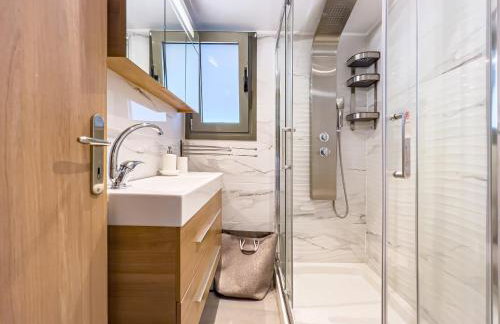 Panorama View Apt with Jacuzzi by 8essentially - Foto 9