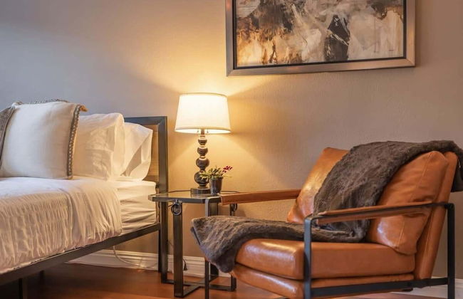 Marbella Lane - Charming 4BR Bungalo for Relaxing Retreat - Photo 11