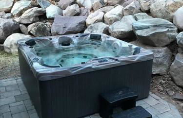 Modern Chalet with Hot Tub and Lake Access - Foto 9