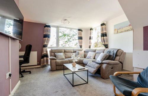 Comfortable 3-Storey House with Free Car Parking - Foto 1