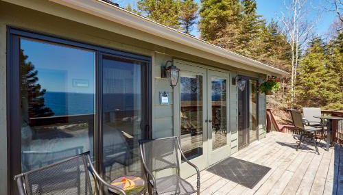 Cozy Schroeder Studio with Deck on Lake Superior - Foto 2