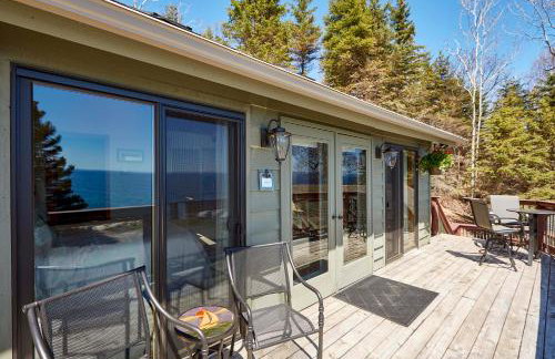Cozy Schroeder Studio with Deck on Lake Superior - Foto 2