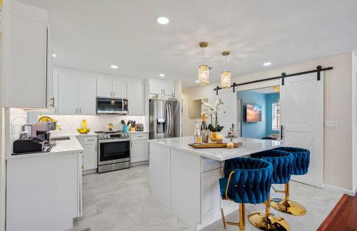 Chic 4BR Htd Pool, 5 min to beach, PAC-MAN, Games - Foto 15