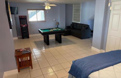 Waterfront home with pool and gameroom! - Foto 44