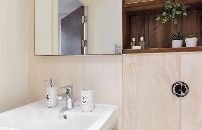 Sophisticated 2 Bed Flat with Balcony in Acton - Foto 17