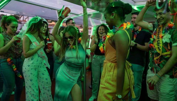 Desfrutando da festa em um barco no rio Douro