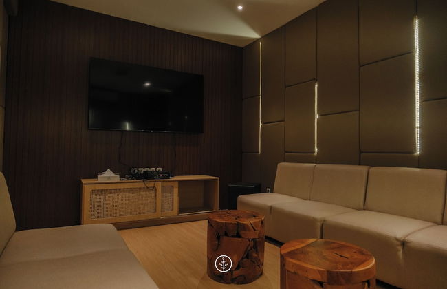 Mentari Hill View 8 BR heated pool and movie room - Photo 34