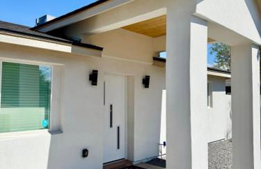 NEW PHX Pool Home With Deep End and Central Location - Foto 36