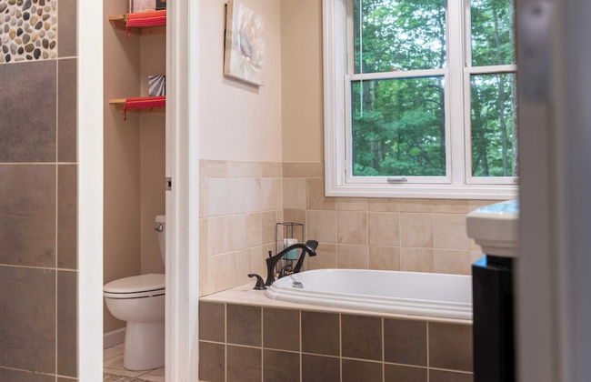 Bear Trail Chalet by Avantstay Retreat w/ Outdoor Living Deck & Fire Pit - Foto 29