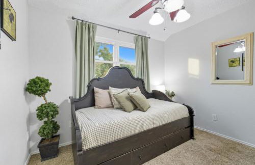 Luxe Family Escape with Games Hot Tub and Yard - Foto 31