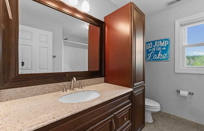 Sleeps 22, Lakefront w/ Private Dock & Pool, 2 Houses Lake Living by Avantstay - Foto 80